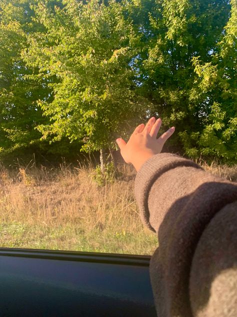 Hand out the window this was so freeeeingggggg ahhh i love summer #summer #aestetic #drives #hand #carwindow #freedom Freedom Asthetic Picture, Hand Out The Window Aesthetic, Freedom Astethic, Hand Out Of Car Window Aesthetic, Offline Aesthetic, Sadie Core, Freedom Vibes, Aesthetic Freedom, Phoebe Core