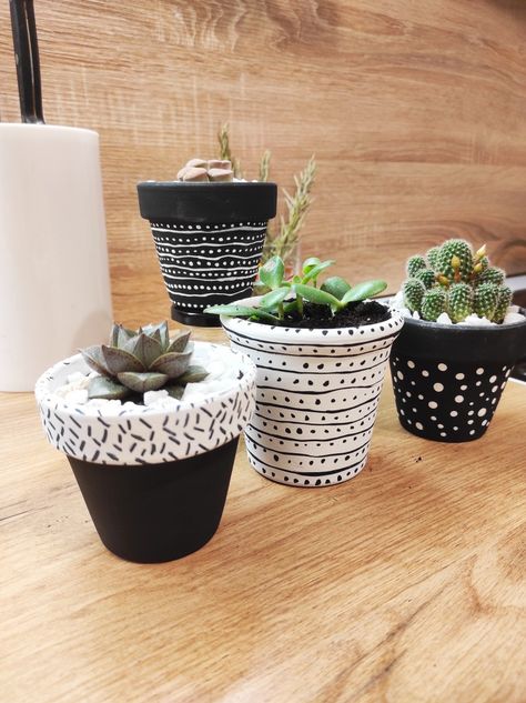 Plant Pot Painting Ideas Boho, Terracota Pot Painting Ideas, Plant Stand Decor, Pottery Plant Pot, Plant Pot Design, Plant Pot Diy, Flower Pot Art, Painted Plant Pots, Flower Pot Design