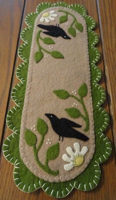 Penny Rug Patterns, Wool Felt Projects, Wool Applique Patterns, Felted Wool Crafts, Wool Quilts, Penny Rug, Candle Mat, Felt Embroidery, Penny Rugs