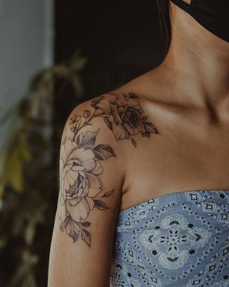 Fine Line Flower Tattoos, Rose Bud Tattoo, Gardenia Tattoo, Feminine Shoulder Tattoos, Shoulder Cap Tattoo, Clavicle Tattoo, Lillies Tattoo, Flores Tattoo, Rose Shoulder Tattoo