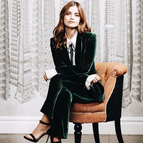 Power suit of the week. Velvet is becoming a must have in your work wardrobe 🙌🏼 Green Suit Women, Outfit Bridesmaid, Green Velvet Pants, Casual Party Outfit, Cocktail Outfit, 2 Piece Suit, Velvet Suit, Blazer Outfit, Green Suit