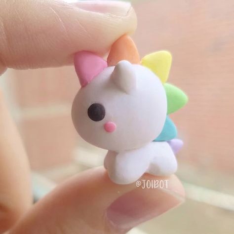 Doodle has a new rainbow friend.. Is this a Unicorn or a Horse? 😂 #unicorn #horse #rainbow #pastel #polymerclay #polymerclaycharms… Play Clay Ideas, Clay Unicorn Diy, Unicorn Clay Art, Clay Cartoon, Horse Doodle, Clay Unicorn, Clay Diys, Fimo Kawaii, Instagram Doodle