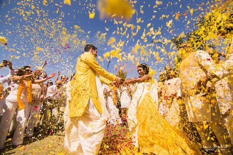 A_A Udaipur_by Sam _ Ekta_0013 Haldi Photography Ideas, Haldi Photoshoot, Weddings Decorations Elegant Romantic, Indian Wedding Poses, Pre Wedding Shoot Ideas, Indian Wedding Photography Poses, Wedding Couple Poses Photography, Candid Wedding Photos, Flower Shower