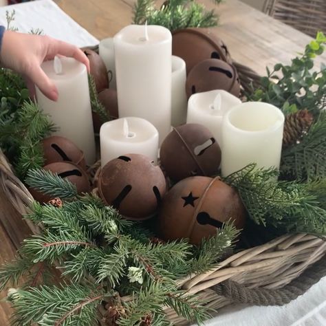 3 Simple Christmas Table Looks for the Holidays ⋆ The Old Barn Simple Christmas Table, Dinner Table Settings, Farmhouse Floor Plan, Christmas Dinner Table Settings, January Decorations, Oak Farmhouse, Xmas Table, Christmas Centers, Gold Chargers