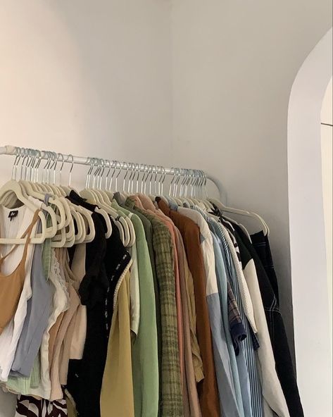 https://www.instagram.com/p/CGuJvAwlxTF/?igshid=1ic0f525pz40g Clothes Rack Bedroom, Freestanding Wardrobe, Clothing Rack Bedroom, Cottage Core Room, Clothing Closet, Closet Rack, Neon Room, Hanging Closet, Old Room