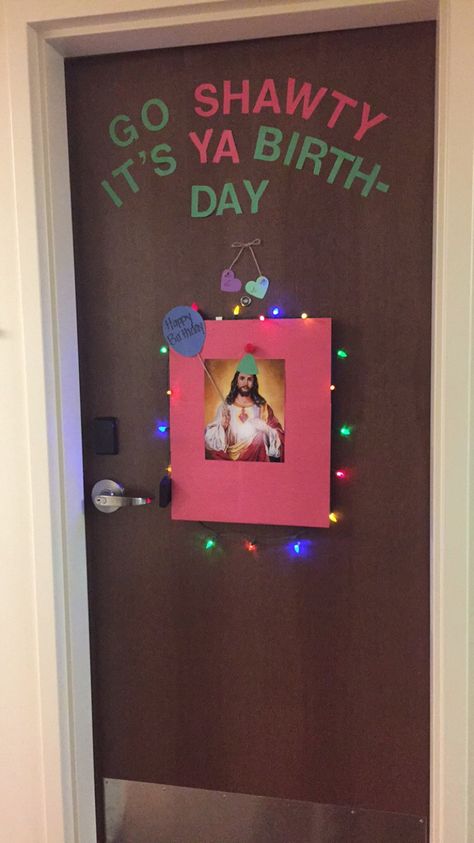 High School Door Decorations Christmas, College Dorm Door Decorations Christmas, Christmas Dorm Door Ideas, Creative Door Decorating Contest, Funny Door Decorations Christmas, Christmas Locker Ideas, Office Door Decorating Contest Funny, Dorm Door Christmas Decorations, Dorm Door Decorations Christmas