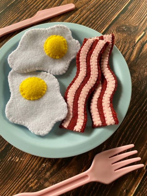 Felt Bacon, Play Food Diy, Play Kitchen Food, Sunnyside Up Eggs, Felt Toys Diy, Imagination Play, Felt Food Diy, Felt Food Patterns, Bacon And Eggs