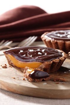 Get ready to WOW with this one 🤩 Top tip if you're new to making caramel: don't stir the sugar while it melts, just gently swirl the pan. Check out all that incredible oozy caramel and glossy ganache as you cut into your finished tarts! #JoyInTheMaking Salted Caramel Tartlets, Caramel Tartlets, Chocolate Tartlets, Caramel Tarts, Salted Caramel Chocolate Tart, Chocolate Caramel Tart, Salted Caramel Tart, Chocolate Tarts, Buffet Dessert