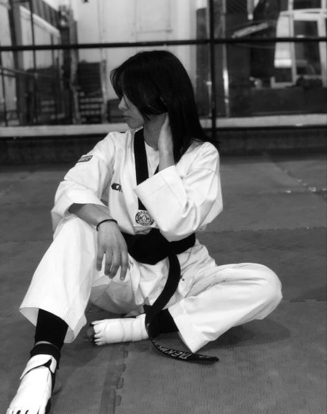 Martial Arts Girl Aesthetic, Karate Aesthetic, Martial Arts Photography, Boxer Aesthetic, Taekwondo Girl, Women Karate, Workouts For Women, Karate Martial Arts, Martial Arts Girl