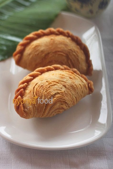 Spiral Curry Puff - Rasa Malaysia Curry Puff Recipe, Curry Puffs, Nyonya Food, Curry Puff, Malaysian Cuisine, Rasa Malaysia, Meals At Home, Asian Street Food, Puff Recipe