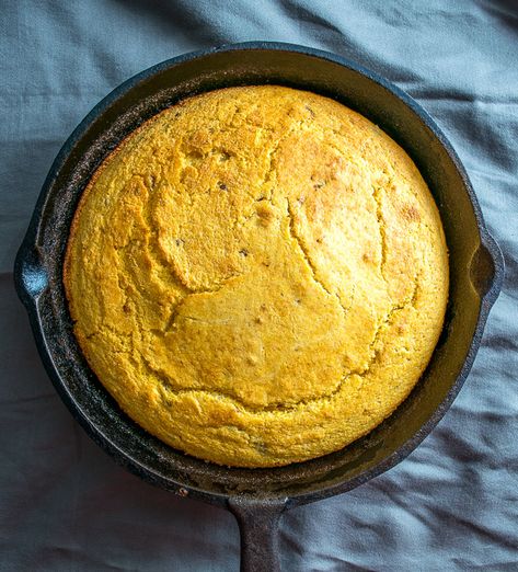 Chipotles give this skillet cornbread the perfect hint of spice and when served fresh out of the oven with a pad of butter you'll be in heaven! mexicanplease.com Bisquick Pie Crust, Bisquick Cornbread, Southern Style Cornbread, Easy Cornbread Recipe, Sweet Potato Cornbread, Gluten Free Bisquick, Buttermilk Bread, Moist Cornbread, Cornbread Easy