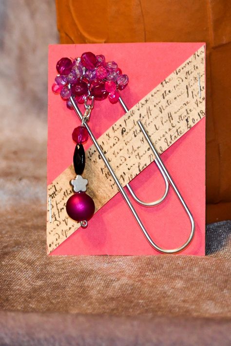 Elevate your reading experience with this Metal Paperclip Bookmark adorned with charming beads and a chain with a silver star focal point. This large 4-inch paperclip features shades of pink and purple for a whimsical touch. Perfect for junk journals, books and planners. Add personality to your books and journals with our Paperclip Charms featuring a unique blend of black and purple beads. The attached chain holds a stunning silver star, making it a standout accessory for your planner or bookmark. Paper Clip Diy Ideas, Planner Charms Diy, Paperclip Charms, Diy Happy Planner, Star Making, Crafts Corner, Paperclip Bookmarks, Unique Planner, Planner Bookmark