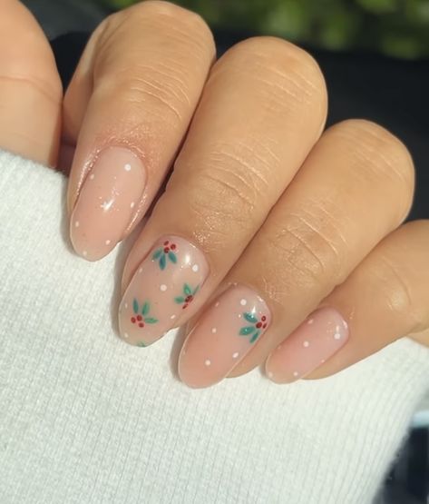 Christmas holly chic nails Peru Inspired Nails, Almost Christmas Nails, Christmas Acyrilics Nails, Low Key Christmas Nails, Poinsettia Nails Design, Lowkey Christmas Nails, Subtle Xmas Nails, Minimalist Nails Christmas, Holly Nails Christmas