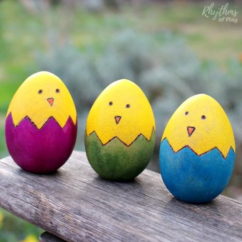 DIY Wooden Easter Chicks Wooden Eggs Crafts, Chick Craft, Easter Chick Craft, Egg Craft, Creative Easter Eggs, Easter Crafts For Adults, Painted Eggs, Crafts Easter, Easter Egg Designs