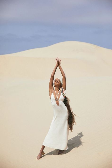 Desert Photoshoot Ideas, Sand Dunes Photoshoot, Desert Photoshoot, Desert Photography, Photography Posing Guide, Model Inspo, Cult Gaia, Sand Dunes, 인물 사진