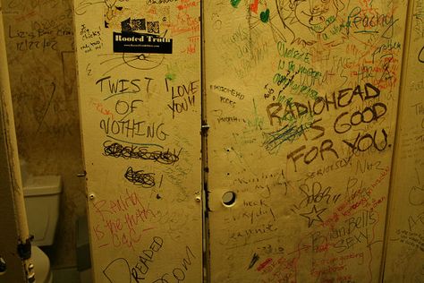 Bathroom Stalls Aesthetic, Bathroom Stall Aesthetic, Bathroom Stall Graffiti, Punk Bathroom, Gabe Core, Toilet Stall, Y2k Graffiti, Bathroom Stalls, Bathroom Graffiti