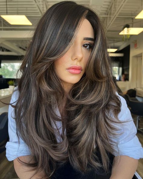 23 Fashion-Forward Ways to Rock Long Hair With Bangs Rayos En El Cabello Oscuro, Layered Hair With Bangs, Brown Hair Inspo, Long Hair Color, Brown Hair Balayage, Hair With Bangs, Winter Hair Color, Long Hair With Bangs, Long Layered Hair