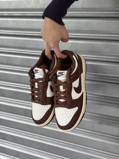 Nike Dunk Low Cacao Chanclas Aesthetic, Jordan Low Outfit, Aka Shoes, Zapatillas Nike Jordan, Linen Pants Style, Pretty Shoes Sneakers, Cute Nike Shoes, Brown Outfit, Shoe Inspo