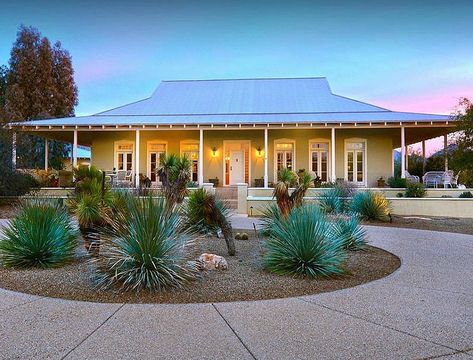 A Colorful Australian-Style Farmhouse For Sale in Arizona Small Desert Home, Arizona Farmhouse, Up Movie House, Arizona Room, House Fan, Modern Farmhouse Exterior, Desert Homes, Sky Design, Farmhouse Exterior