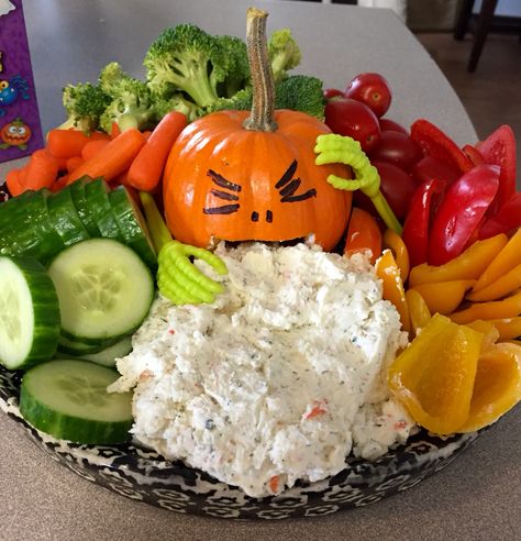 Puking pumpkin veggie tray Pumpkin Veggie Tray, Halloween Veggie Tray, Puking Pumpkin, Halloween Pumpkin Cake, Halloween Potluck, Halloween Appetizers Easy, Scary Food, Easy Halloween Snacks, Halloween Food Dinner