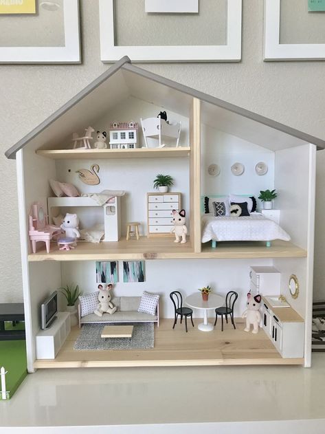 Elena's IKEA Flisat dollhouse is fully furnished! #ikeadollhouse #ikeahack #dollhousemakeover #ikeaflisat Ikea Dollhouse, Ikea Flisat, American Girl Doll House, Doll House Ideas, Doll House Plans, Dekorasi Kamar Tidur, Barbie Doll House, Modern Dollhouse, Dollhouse Ideas