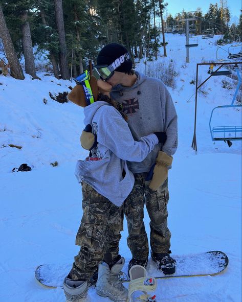 Snow Board Couple, Snowboarding With Boyfriend, Aesthetic Snowboarding Outfit, Snowboarding Couple Aesthetic, Snow Board Aesthetic, Snowboard Boyfriend, Snowboarding Couple Pictures, Baggy Snowboard Outfit, Couples Snowboarding