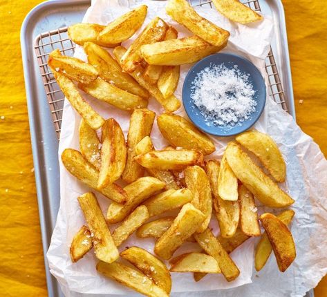 Triple Cooked Chips, Fish N Chips Recipe, Chip Recipes, Steak And Chips, Fried Chips, Easy Lunch Boxes, Salt Flakes, Chips Recipe, Baked Chips