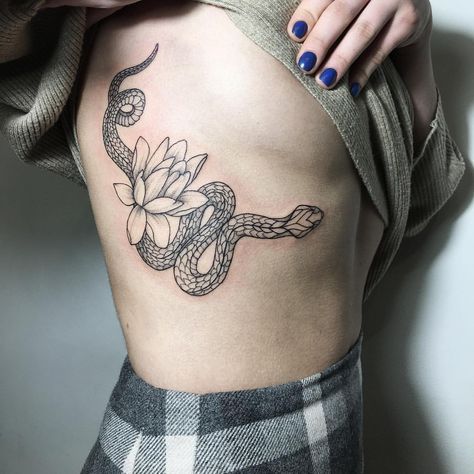 Tattoo Costillas, Tatuaje Cover Up, Flower Tattoo On Ribs, Tato Paha, Jagua Henna, Tattoo Snake, Tattoo Trend, Snake Tattoo Design, Geniale Tattoos