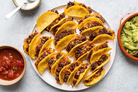 With their crunchy-chewy texture, mini ground beef tacos are sure to be the favorite finger food at your next gathering. Follow our easy recipe to make them. Mini Taco Appetizer, Party Tacos, Taco Appetizers, Creamy Chipotle Sauce, Mini Taco, Beef Tacos Recipes, Easy Taco Recipes, Pulled Beef, Mini Tacos