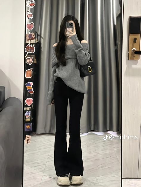 Flare Pants Outfit Casual, Flare Pants Outfit Ideas, Ootd Legging, Flared Leggings Outfit Casual, Game Night Outfit, Korean Aesthetic Outfits, Flare Pants Outfit, Simple Style Outfits, Fashion Chingu