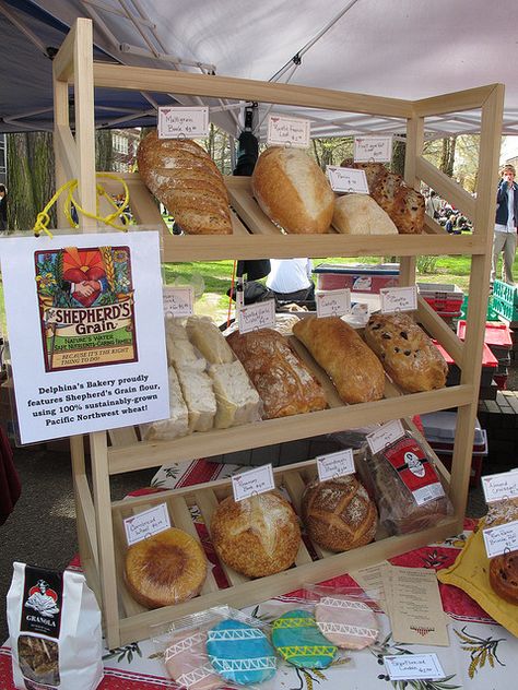 Nice tabletop display, one each bread unwrapped and labeled. Diy Bread Display Rack, Bake Shop Display Ideas, Bread Shelf Display, Bread Pop Up Display, Baked Good Display, Bread Stand Display, Farmers Market Bread Display, Bread Stand, Bake Sale Displays