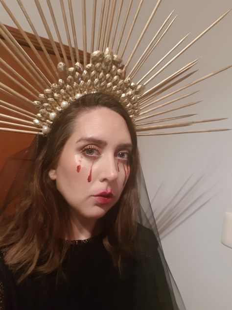 DIY spike crwon and blood tears for a quick halloween makeup inspired by the virgin of sorrows Crying Blood Makeup, Blood Tears Makeup, Quick Halloween Makeup, Halloween Makeup Blood, Chaos Makeup, Crying Blood, Halloween Fantasia, Blood Makeup, Blood Tears