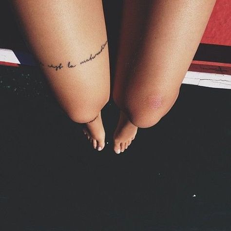 Knees. Thigh Script Tattoo, Tattoo Bein Frau, Thigh Tattoo Quotes, Forearm Tattoo Quotes, Writing Tattoos, Text Tattoo, Thigh Tattoos Women, Tattoo Script, Knee Tattoo