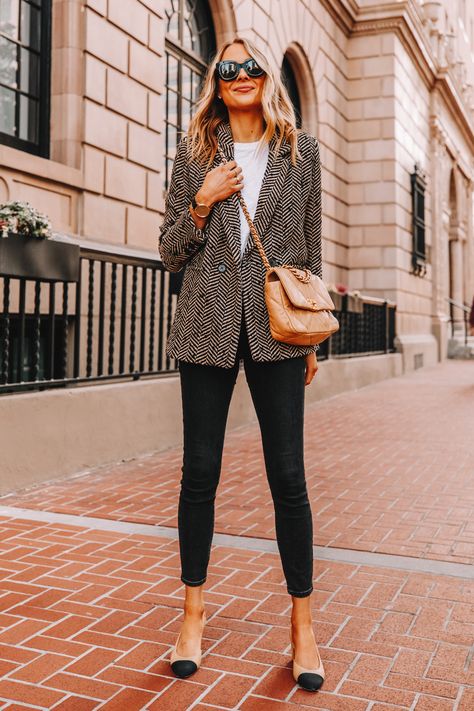 Fashion Jackson Wearing Anine Bing Black Herringbone Blazer White TShirt Black Jeans Chanel Slingbacks Chanel 19 Beige Handbag Black Jeans Professional Outfit, Ținute Business Casual, Beige Handbag, Looks Jeans, Chanel 19, Herringbone Blazer, Black Herringbone, Blazer White, Fashion Jackson