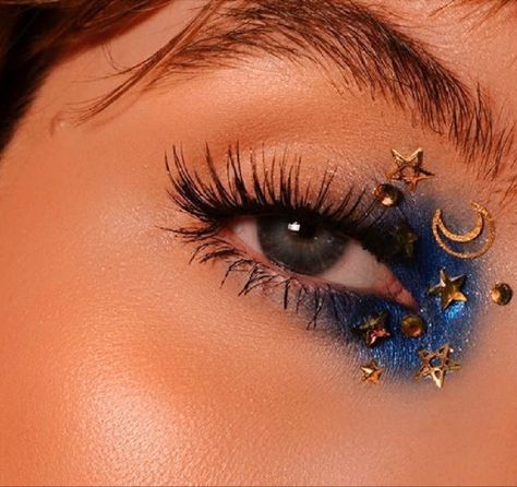 #eye #eyeshadow #blue #stars #moon #space #makeup #pretty #aesthetic #edited                 

———————————————————————————— (not my picture <3)
📸 ~ Yasmin Woods Space Makeup, Carnival Makeup, Halloween Tattoo, Smink Inspiration, Creative Makeup Looks, Maquillage Halloween, Fantasy Makeup, Editorial Makeup, Makeup Goals