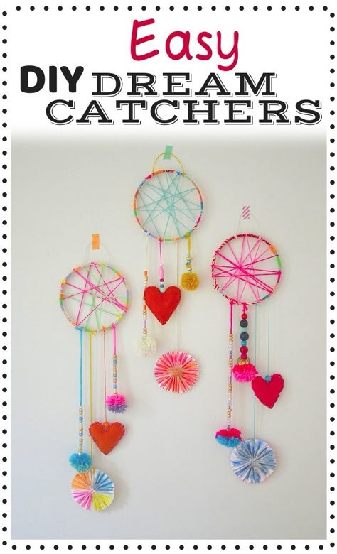 Aren't these dream catchers so pretty!? Such a fun and neat project for kids of all ages to make with simple supplies like yarn, washi tape, beads and felt. A creative wall decor idea for their room or even gift idea for their friends. A super fun after school or summer project for when they are bored at home. Plus they are super easy to make, and you can make them as simple or as detailed as you want. Get creative with any supplies you have at home, even paper! Art Projects For Birthday Parties, Dream Catcher Kids Craft, Easy Crafts For Middle Schoolers, Dt Projects For Kids, Diy Easy Dream Catcher, Crafts For 11-13, Home Made Dream Catchers, Maker Faire Projects For Kids, Market Day Crafts For Kids