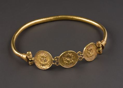 Byzantine Braided Gold Necklace with a Medallion representing Fortune and Bellerophon and A Bracelet with Pseudo-Medallions - Phoenix Ancient Art Ancient Treasure, Byzantine Bracelet, Byzantine Gold, Byzantine Jewelry, Ancient Jewels, Antique Necklaces Design, Ancient Jewellery, Modern Gold Jewelry, Byzantine Empire