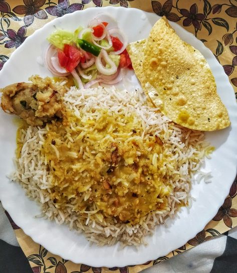 Dal, Chawal, Aaloo ka Bharta, Papad and Salad Dal Chawal Aesthetic, Dal Chawal Snap, Dal Chawal Indian, Dal Chawal, Khana Khazana, Afternoon Lunch, Meal Box, Tasty Lunch, Shiv Ji