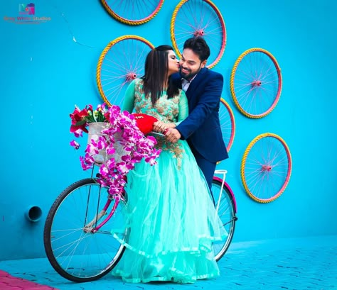 Pre Wedding Photoshoot Props, Prewedding Photoshoot, Poses Family, Wedding Stills, Pre Wedding Photoshoot Outfit, Photoshoot Outdoor, Indian Wedding Photography Couples, Wedding Photoshoot Props, Bridal Photography Poses