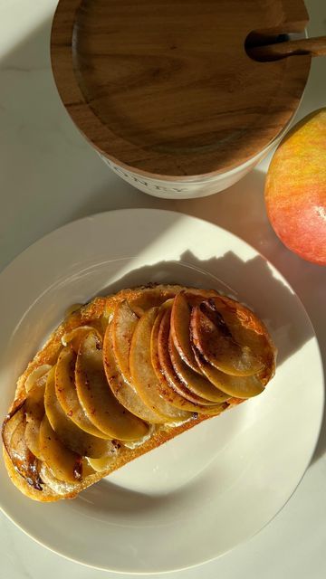 Cookwithfoam on Instagram: "✨✨2023 is the new 1989✨✨ Save&Share 📥↗️ this Apple & Brie toast 🍎 It would be illegal if I didn’t share anything apple related this Fall 🍁 You’ll need - sourdough - half red apple - cinnamon - butter - honey - olive oil (for the toast) How. - thinly slice the apple. - toast the bread. Put aside once reach your desired crunch. - in the same pan. Grill the apple, add butter and cinnamon. - return the toast, add brie then cover the lid and continue to cook until the cheese is melt (this could be done in a toaster oven or air fryer) - take the toast out. Top with the apple and add some honey. A pinch of salt can be add to bring out the flavor from the apple! - enjoy! #toast #toasted #breakfast #breakfastideas #easybreakfast #easybreakfastideas #apple #ap Brie Toast, Apple Toast, Apple Brie, Autumn Moodboard, Ricotta Toast, Coffee Life, Honey Toast, Butter Honey, Cinnamon Butter