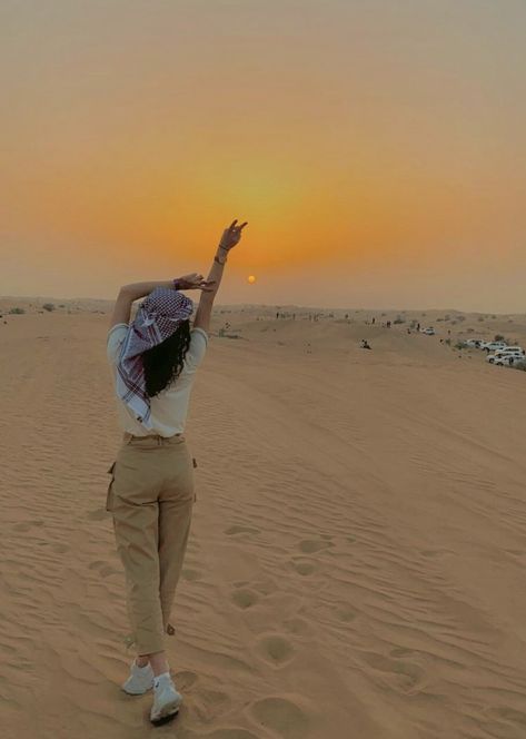 Poses For Desert Pictures, Dubai Desert Pics, Jaislmer Outfit, Desert Safari Dubai Aesthetic, Pose In Desert, Safari Pose Ideas, Dubai Safari Aesthetic, Desert Travel Outfits, Dubai Aesthetic Pictures