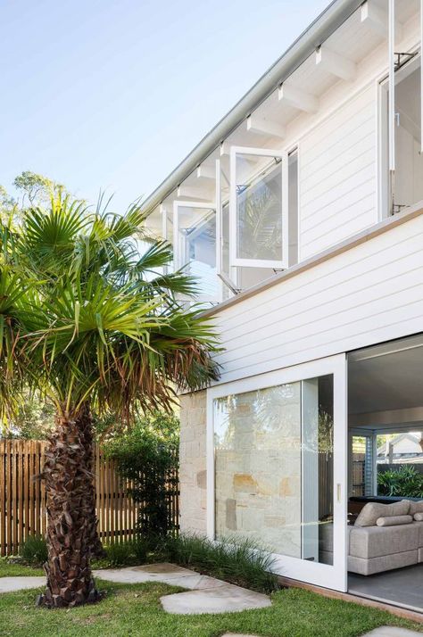 A1 HOUSE – Palm Beach - Campbell Architecture Beach House Exterior Modern, Modern Beach House Design, Modern Queenslander, Exterior Beach House, Australian Beach House, Aesthetic Exterior, Beach Houses Architecture, Beach House Renovation, House Cladding