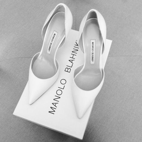 White Manolo Blahniks aka the best shoes ever made! White Pump, Hak Tinggi, Manolo Blahnik Heels, Barbie Shoes, Best Shoes, Manolo Blahnik Shoes, Shoe Inspiration, White Pumps, Fabulous Shoes