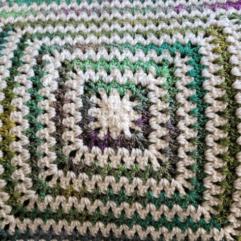 Center My Favorite Crochet Blanket Pattern - @oombawkadesigncrochet Crochet From The Center Blanket, Quick And Easy Crochet Blanket, Crochet Throws, Scrap Crochet, Free Baby Blanket Patterns, Scrap Yarn Crochet, Crochet Squares Afghan, Ravelry Crochet, Side Edges