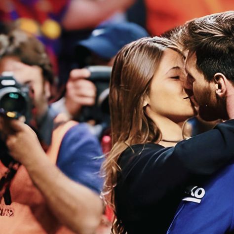 Messi & Antonella matching icon Messi Antonella, Couple Matching Wallpaper Aesthetic, Messi And Wife, Antonella Messi, Messi Funny, Messi Y Cristiano, Mexico World Cup, Lionel Messi Family, Messi Goals