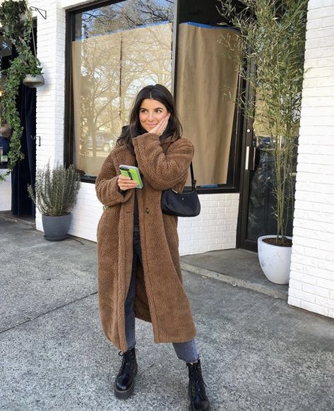 Sherpa Long Coat Outfit, Viviane Audi Winter, Teddy Trench Coat Outfit, Dark Brown Teddy Coat Outfit, Long Teddy Coat Outfit, Brown Teddy Coat Outfit, Sherpa Coat Outfit, Brown Coat Outfit, Viviane Audi