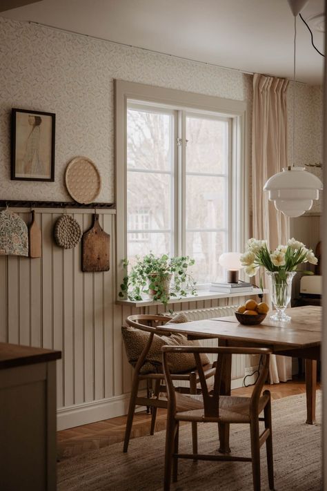 Tapet Inspiration, Casa Retro, Cottagecore Home, Country Interior, Cottage Interiors, Hus Inspiration, Antique Table, Country Home Decor, Küchen Design