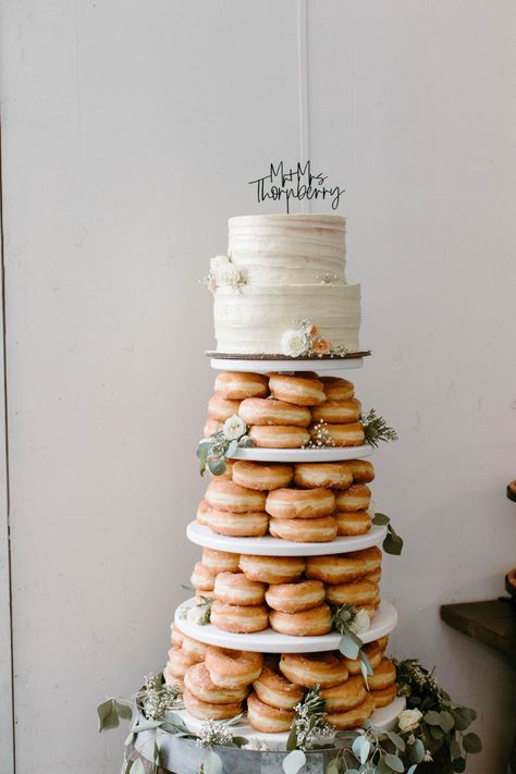 Apple Cider Donut Wedding Cake, Diy Donut Display, Breakfast Wedding Cake, Donut Stand Wedding, Wedding Cake With Donuts Under, Wedding Doughnut Display, Donut Cake Wedding, Donuts At Wedding, Brunch Wedding Cake