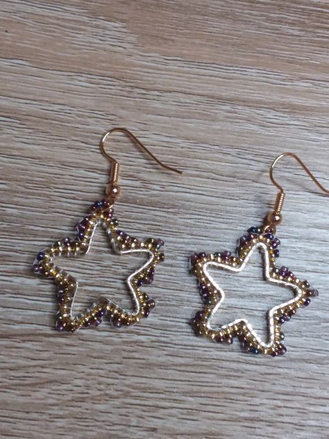 Beaded Star, Handmade Earrings Beaded, Earrings Dainty, Beaded Keychains, Purple And Green, Pink Beads, Gorgeous Earrings, Star Earrings, Bead Weaving