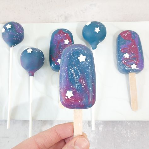 Galaxy themed cake pops and cakesicles.
.
Cake pops e dolcetti a tema galaxy. Space Theme Cakesicles, Galaxy Dessert Table, Cake Pop Planets, Galaxy Cakesicles, Space Cake Pops, Planet Cake Pops, Galaxy Themed Cake, Galaxy Cake Pops, Creepy Wedding